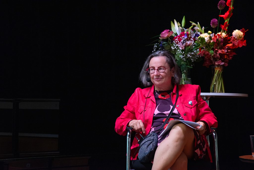Rosa Logar, Gründerin von WILPF Austria, auf dem Podium beim Frauenfriedenskongress